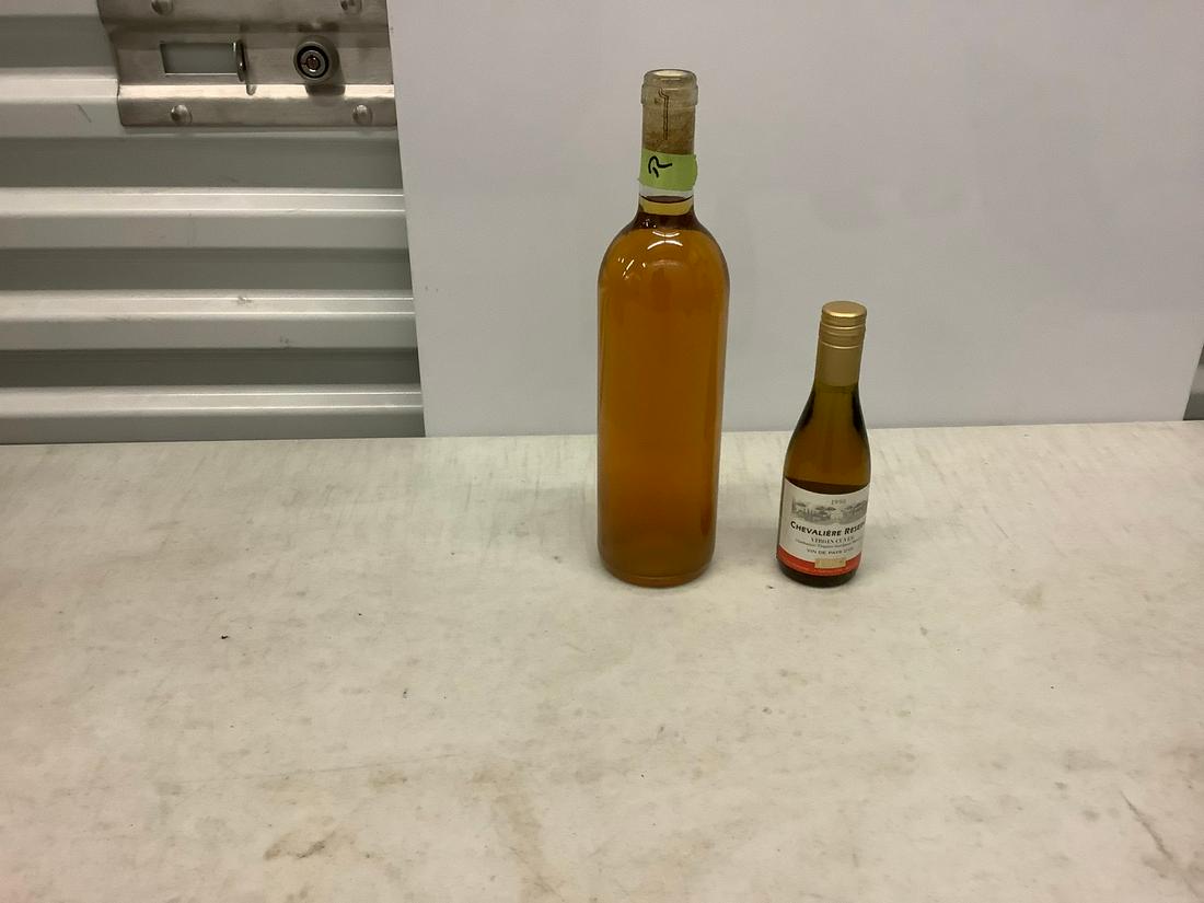 1998 Chevaliere Reserve and no lable wine bottles: 1998 Chevaliere Reserve and no lable wine bottles