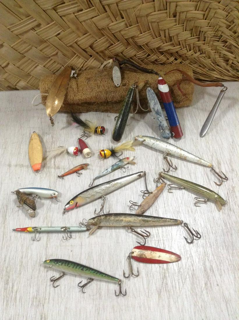 Large Lot of Vintage wood and other fishing lures: Large Lot of Vintage wood and other fishing lures