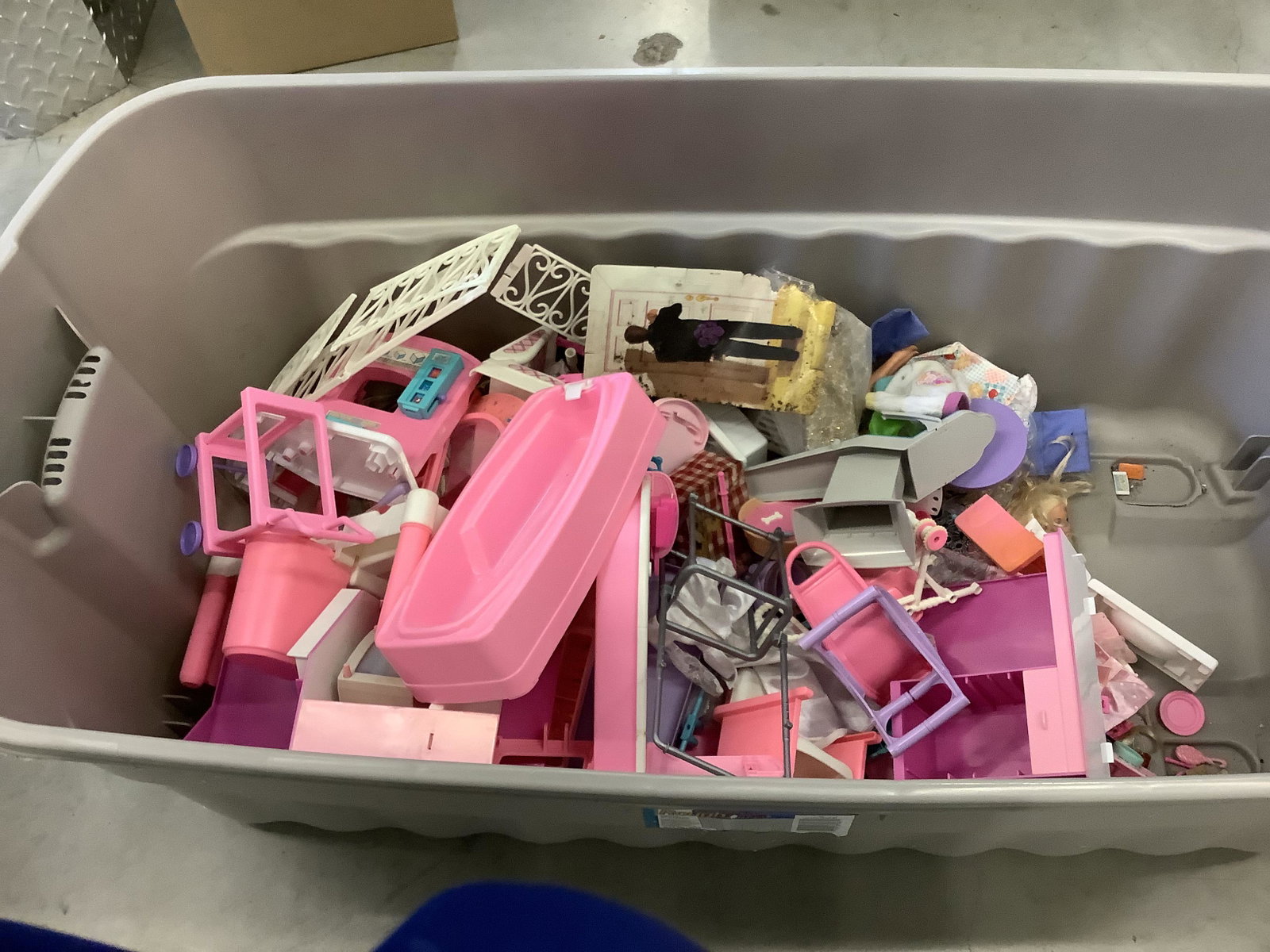 Tub Full of Barbie Playhouse Parts and More: Tub Full of Barbie Playhouse Parts and More