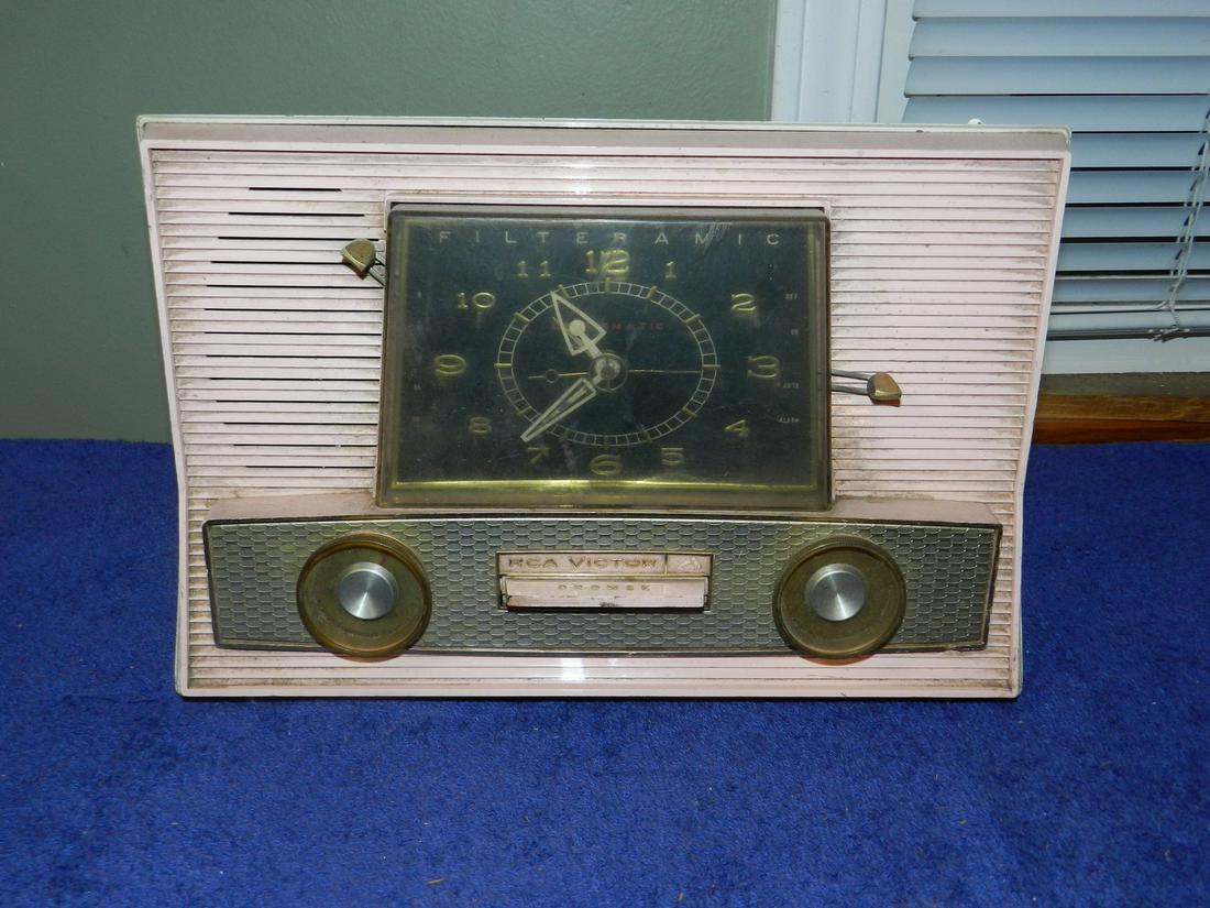 Vintage RCA Victor Pink alarm Clock radio (1 of 1)