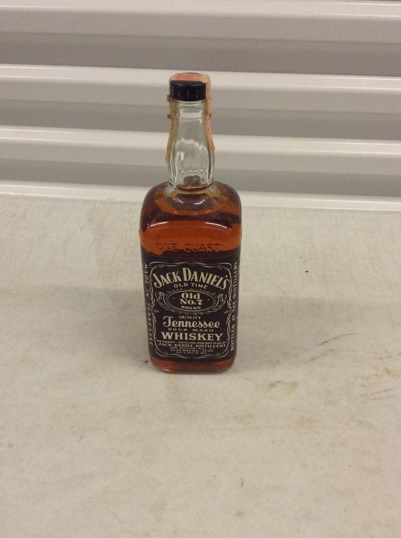 Jack Daniels whiskey 1 Quart bottle (1 of 1)