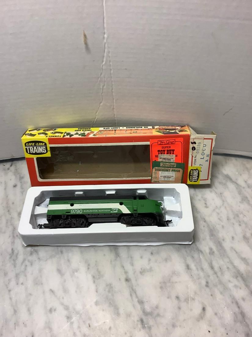 Lifelike Burlington Northern Diesel engine model: Lifelike Burlington Northern Diesel engine model