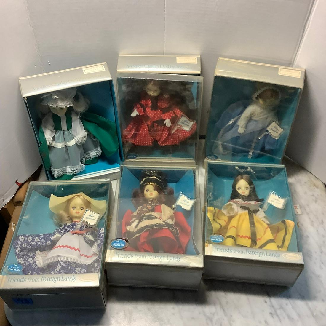 Uneda Friends from foreign land dolls spain holland (1 of 1)