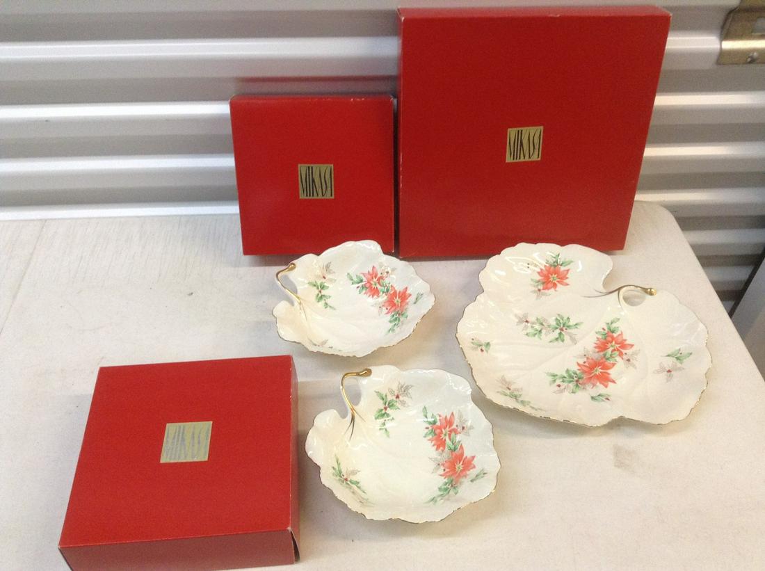 Mikasa Narumi Japan Ivory Bone China Larry Laslo: Mikasa Narumi Japan Ivory Bone China Larry Laslo "Poinsettia" Serving dishes with boxes largest 11.75"