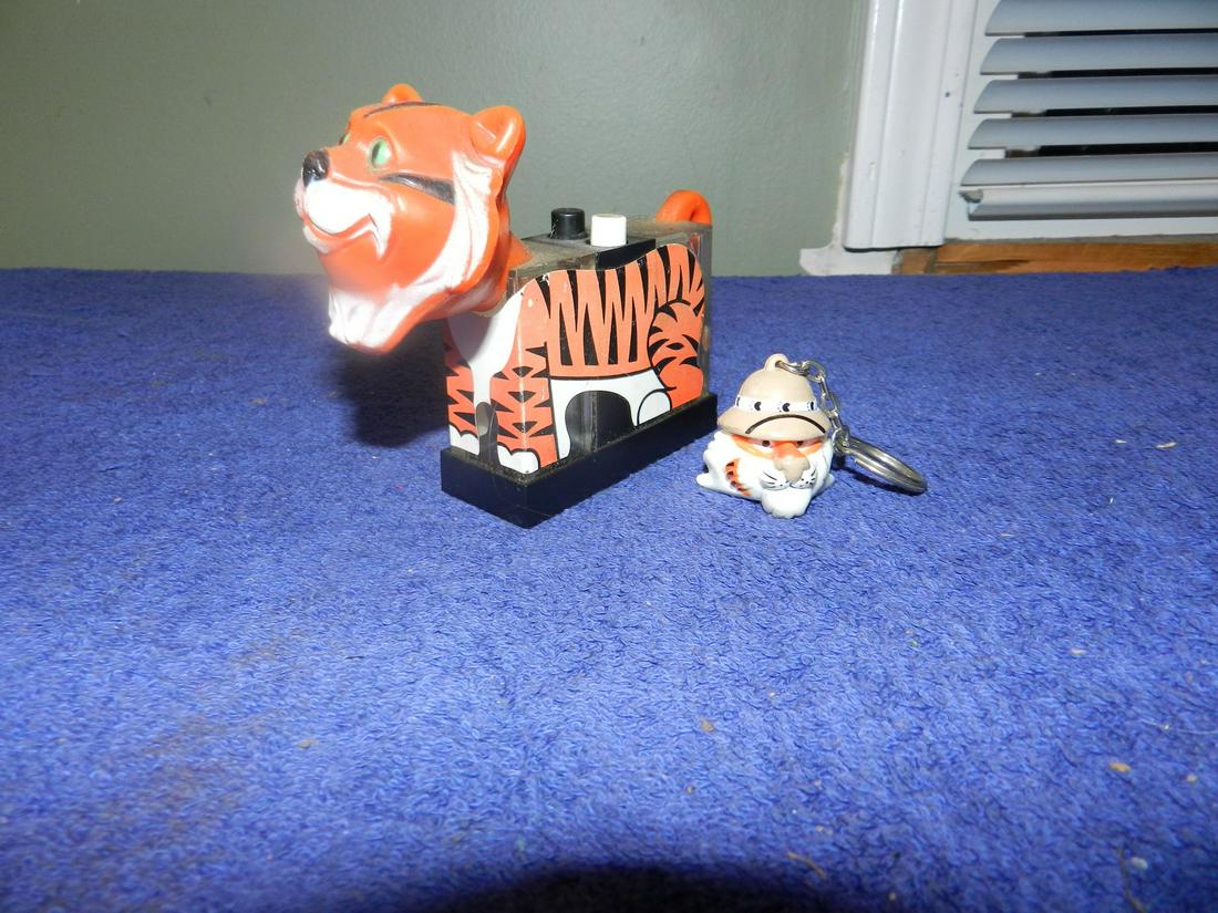 2 Vintage Esso Tiger Items Salt Pepper Shaker Keychain: 2 Vintage Esso Tiger Items Salt Pepper Shaker Keychain
