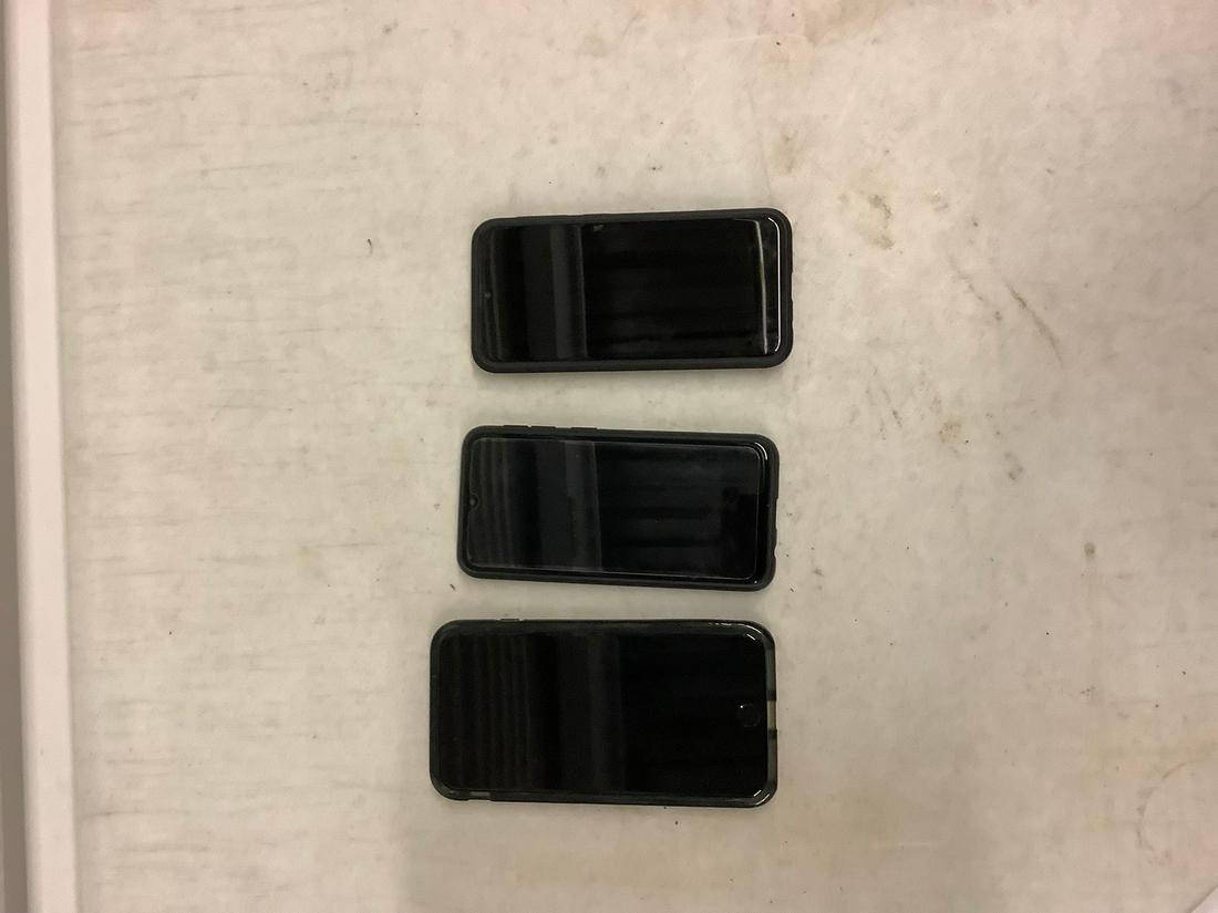Lot of Samsung Cell Phones and More: Lot of Samsung Cell Phones and More