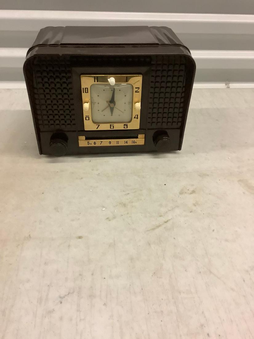 Vintage alarm clock radio (1 of 1)