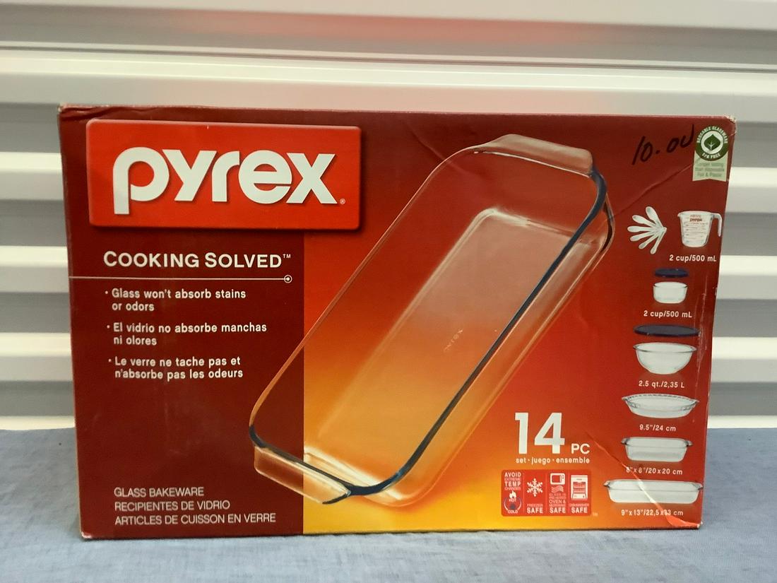 Set of 14 Piece Pyrex Set: Set of 14 Piece Pyrex Set