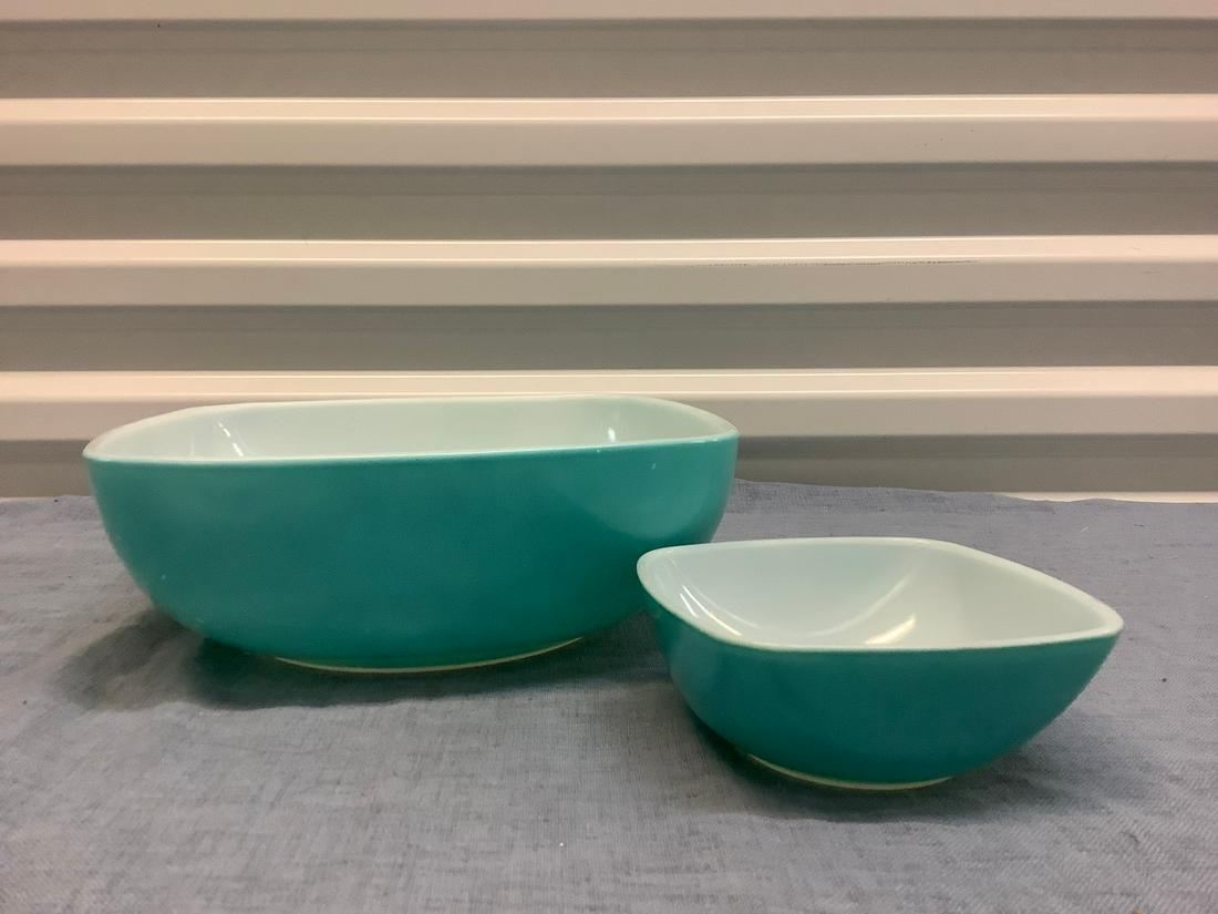 Set of Pyrex Bowls, large and small: Set of Pyrex Bowls, large and small