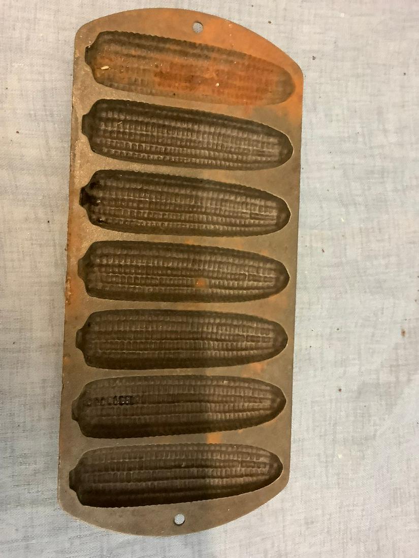 Vintage Lodge cast iron corn on the cob roaster (1 of 1)