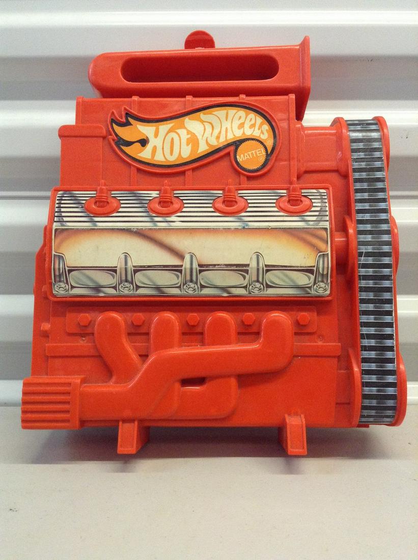 Hot wheels carrtying case holds 18 cars: Hot wheels carrtying case holds 18 cars