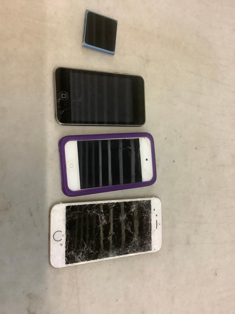 Lot of Apple Ipods and Phones (1 of 1)