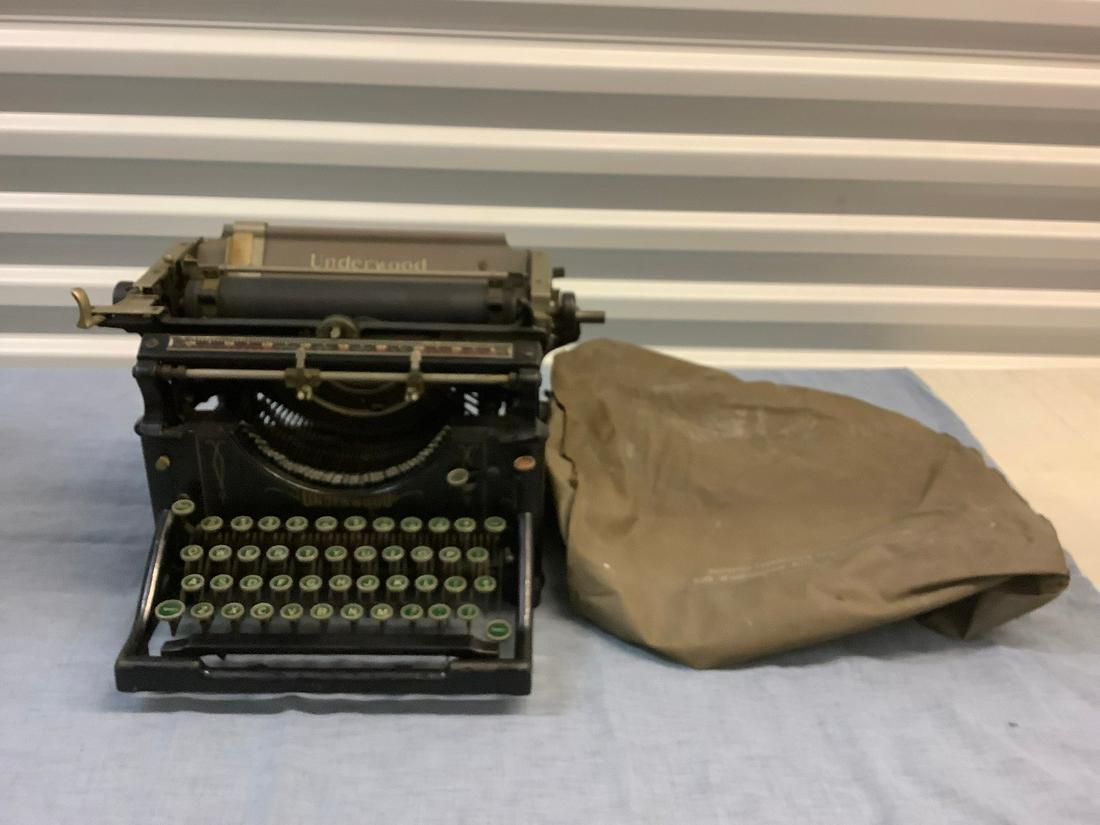 Vintage Underwood Typewriter with Cover (1 of 1)