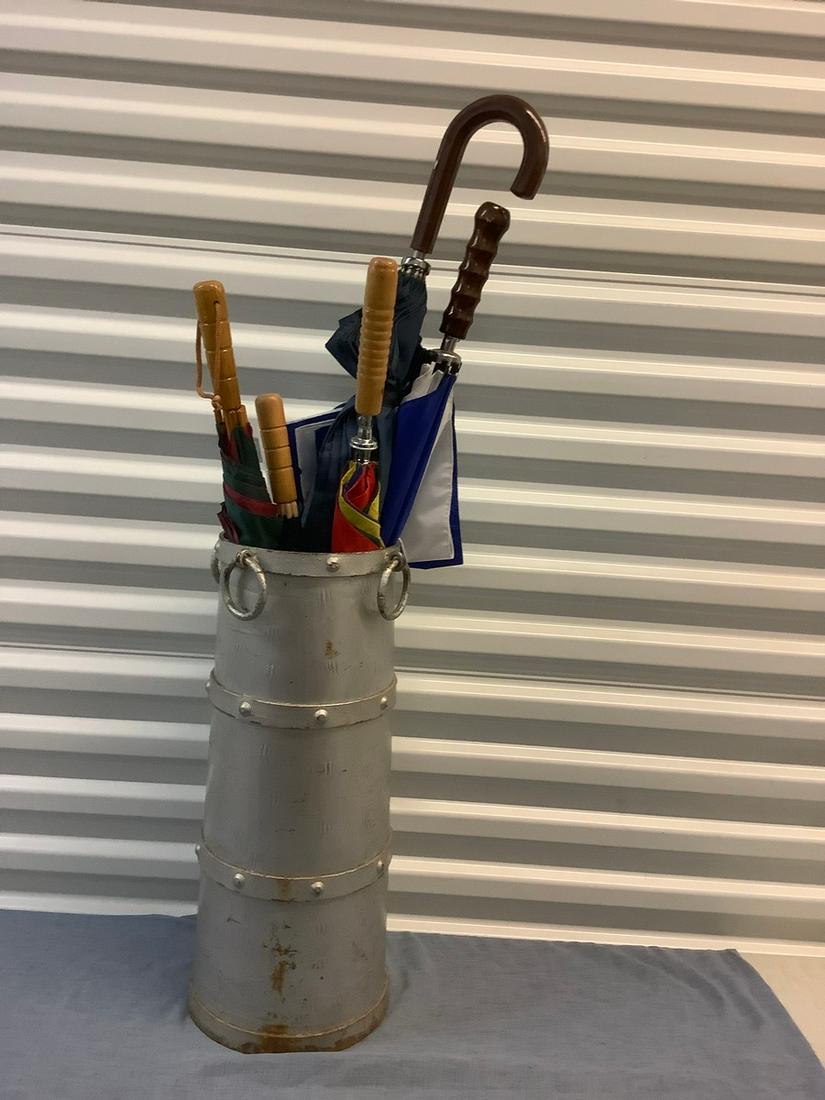Metal Umbrella Stand with Umbrellas: Metal Umbrella Stand with Umbrellas