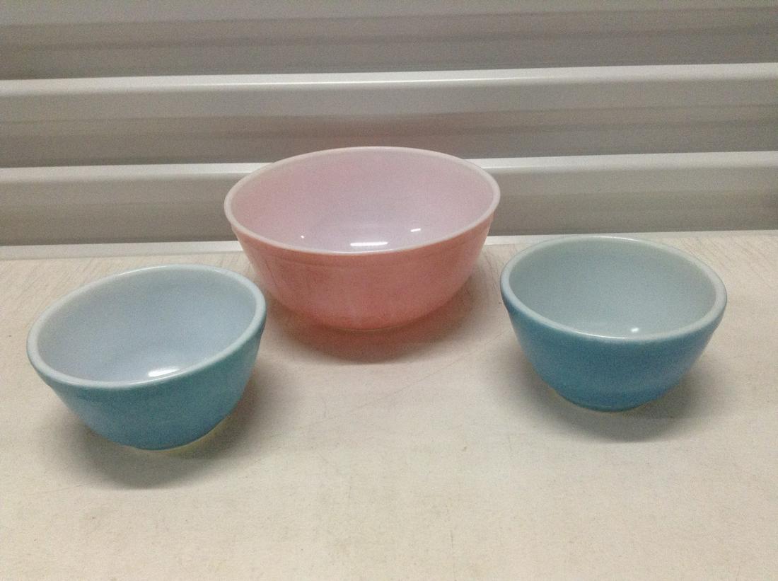 Vintage Pyrex Bowls 403 and 401 vintage condition: Vintage Pyrex Bowls 403 and 401 vintage condition