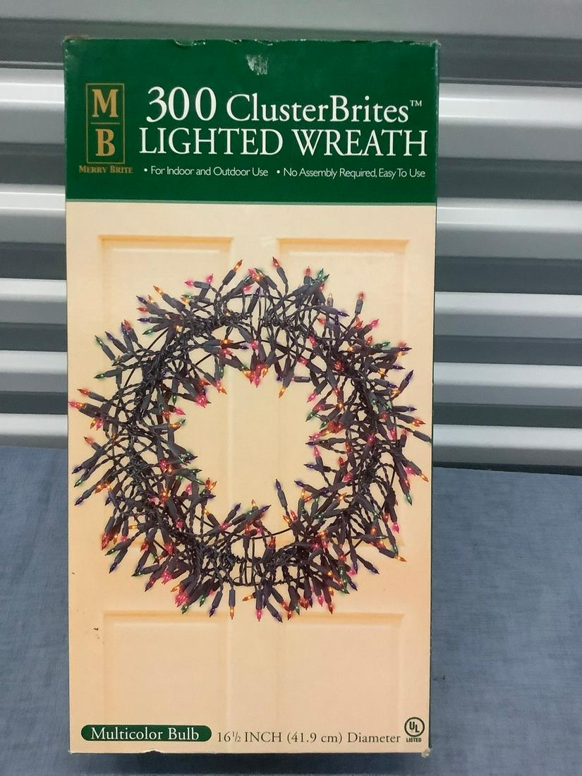 300 Cluster Brites Lighted Wreath (Works): 300 Cluster Brites Lighted Wreath (Works)