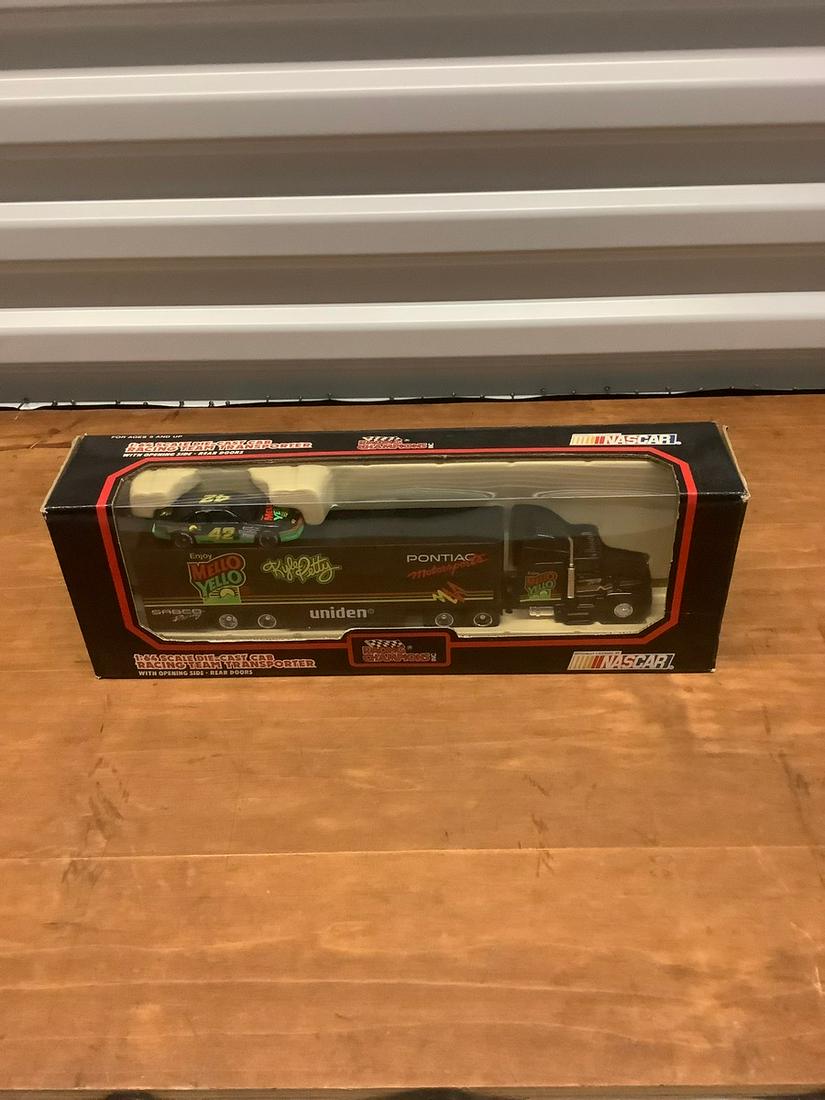 Racing Champions 1:64 Scale Die-Cast Cab Racing Team: Racing Champions 1:64 Scale Die-Cast Cab Racing Team Transporter