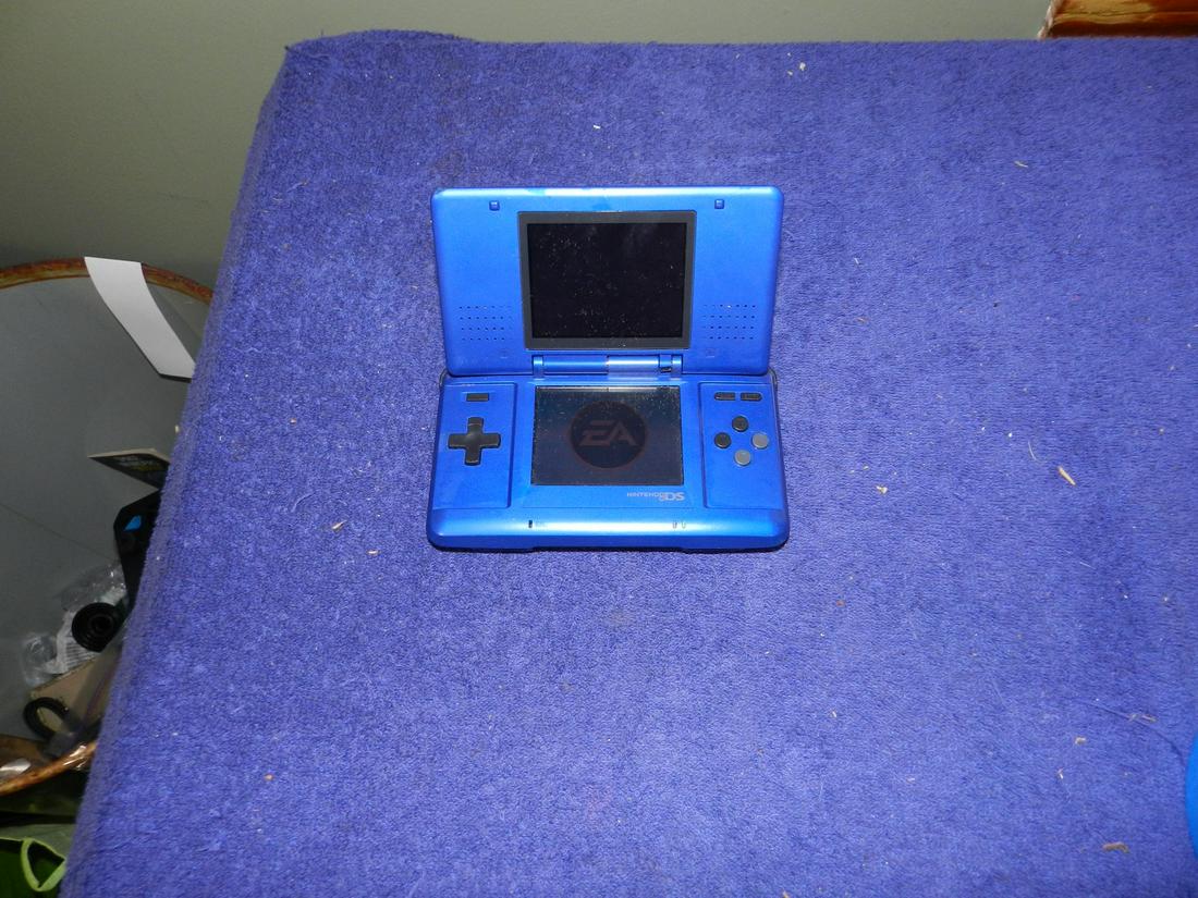 Vintage Blue Nintendo DS: One of the hinges is broken, still opens and closes