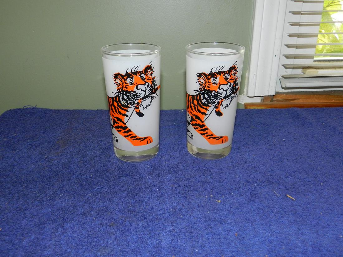 2 Vintage Esso Tiger Frosted Glasses: 2 Vintage Esso Tiger Frosted Glasses