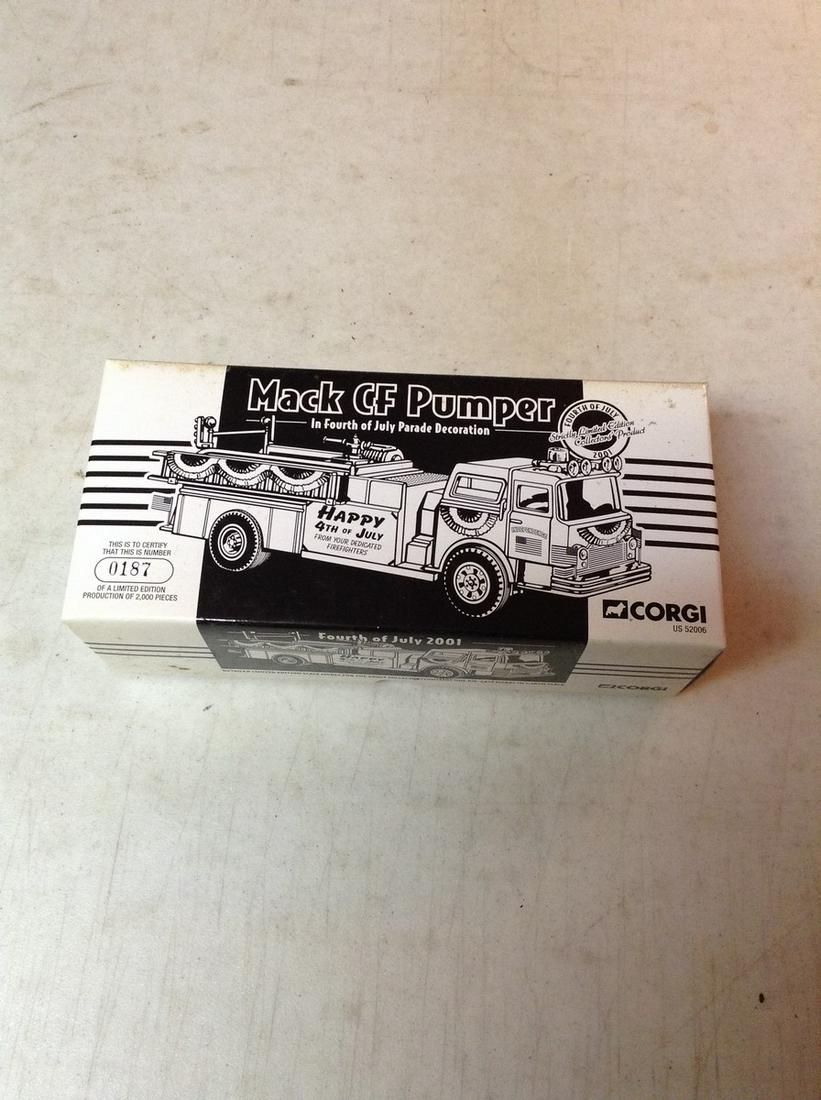 Corgi fire truck Mack CF pumper (1 of 1)