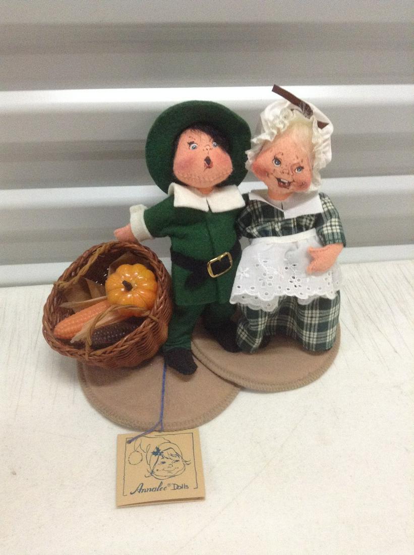 Annalee Pilgrims with basket 9.5" wide (1 of 1)