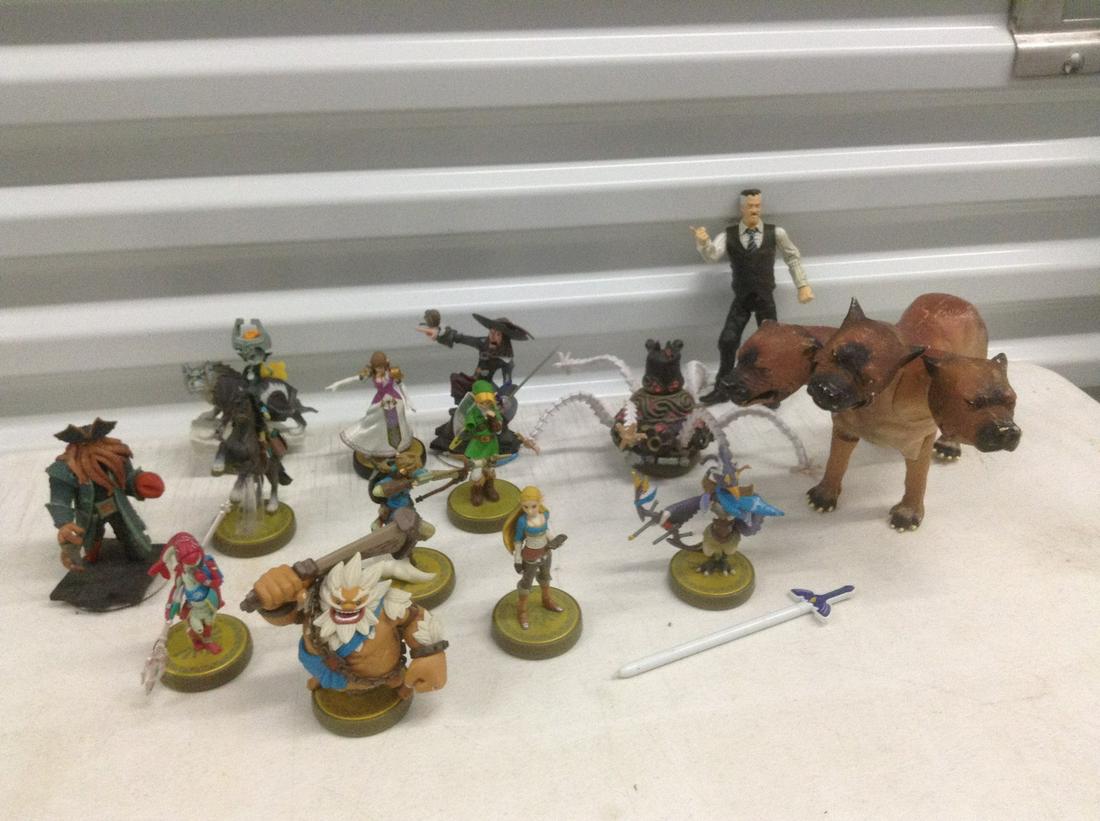 Large lot of Nintendo Action Figures and more: Large lot of Nintendo Action Figures and more
