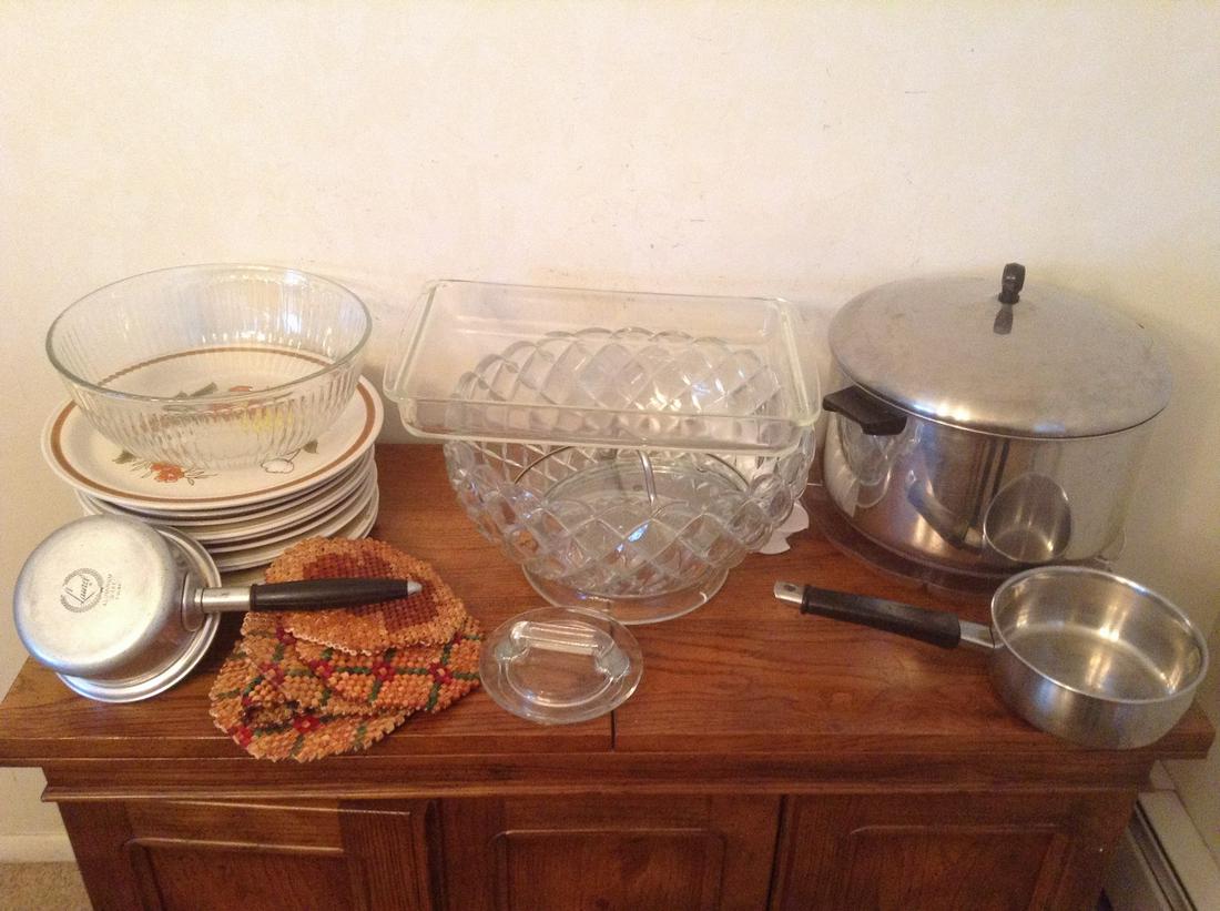 Large lot of Vintage Pots, Pyrex and more: Large lot of Vintage Pots, Pyrex and more