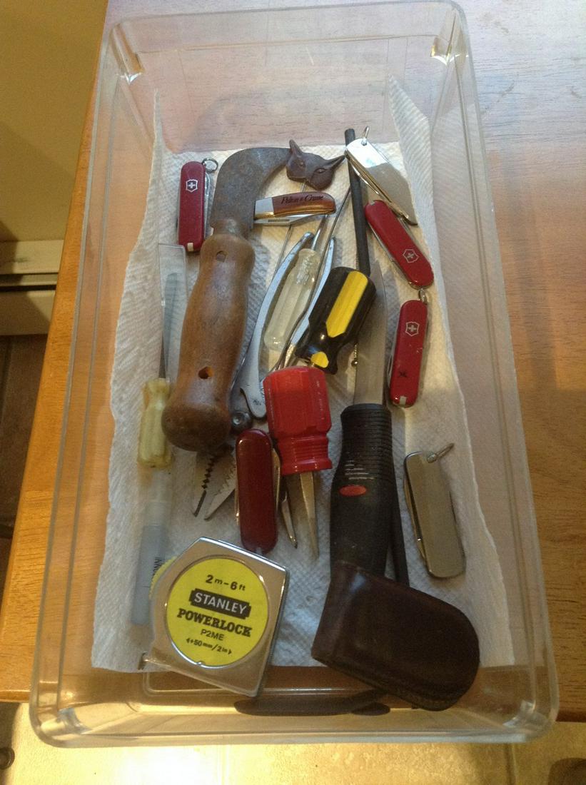 Box of pocket knives and tools: Box of pocket knives and tools