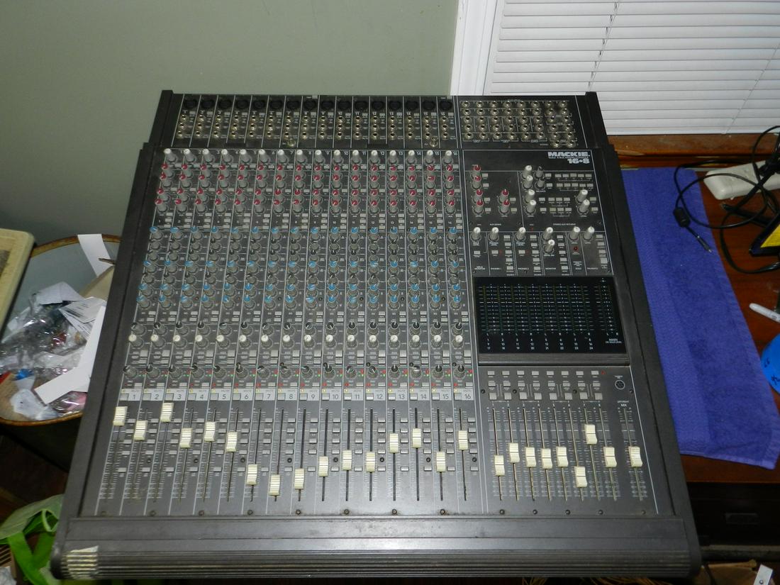 Mackie 16x8x2 8 Bus Pro Mixing Console (1 of 1)