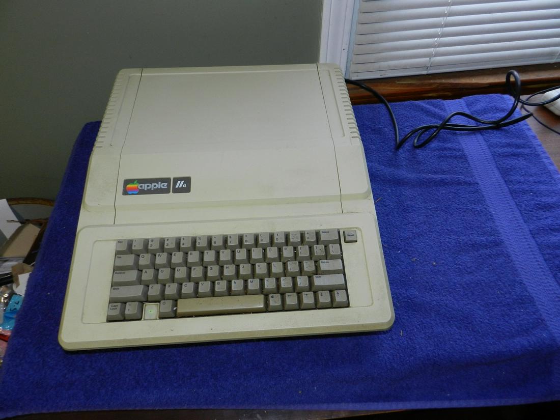 Vintage Apple IIe 2e Computer Powers On (1 of 1)
