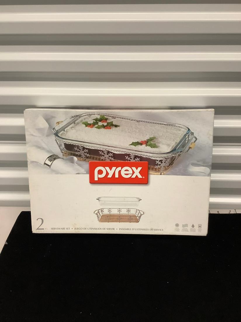 Pyrex 2 piece serveware set snowflake pattern (1 of 1)