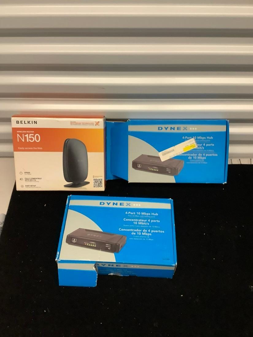 Lot of 3 internet wireless routers dynex and belkin: Lot of 3 internet wireless routers dynex and belkin