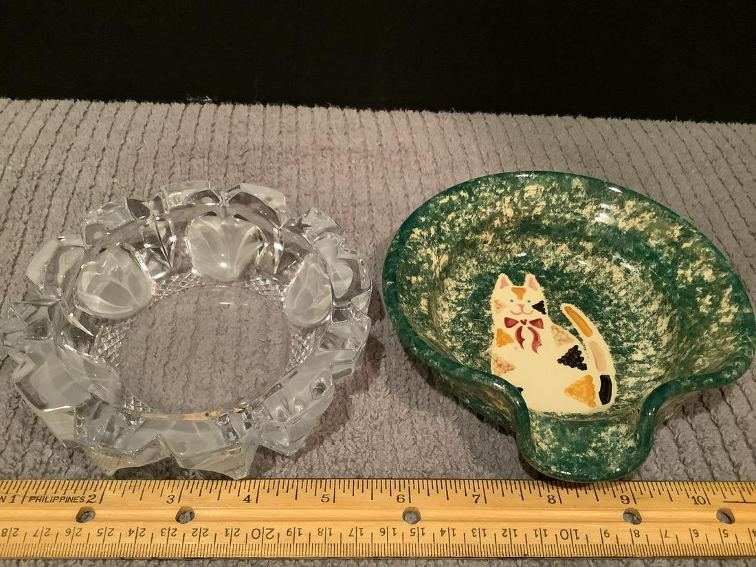 2 Ashtrays: 2 Ashtrays