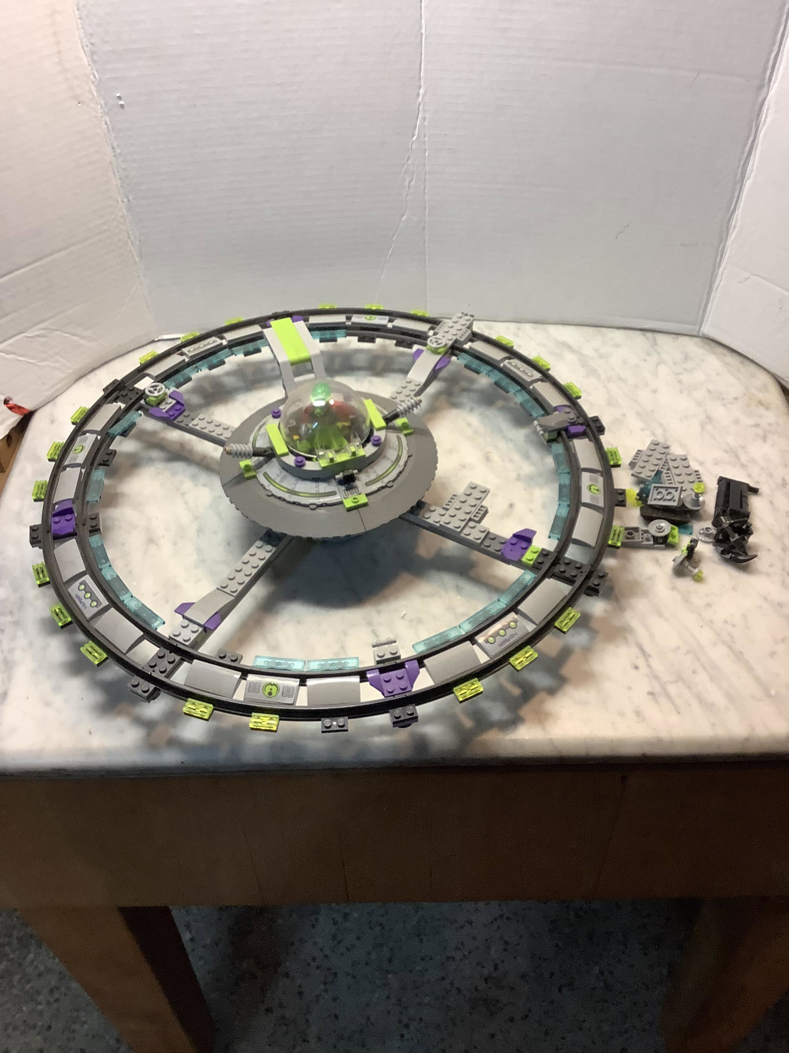 Vintage lego alien spaceship 17 inch across: Vintage lego alien spaceship 17 inch across