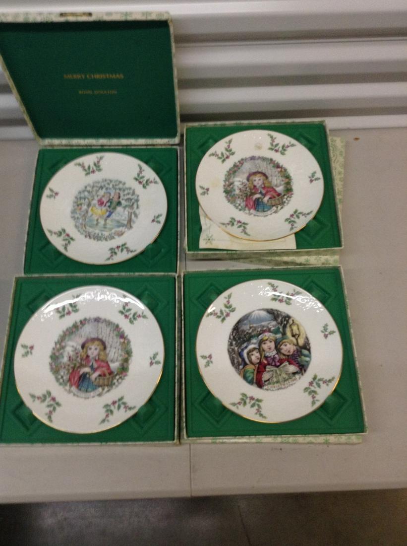 Royal Doulton lot of merry christmas plates (1 of 1)