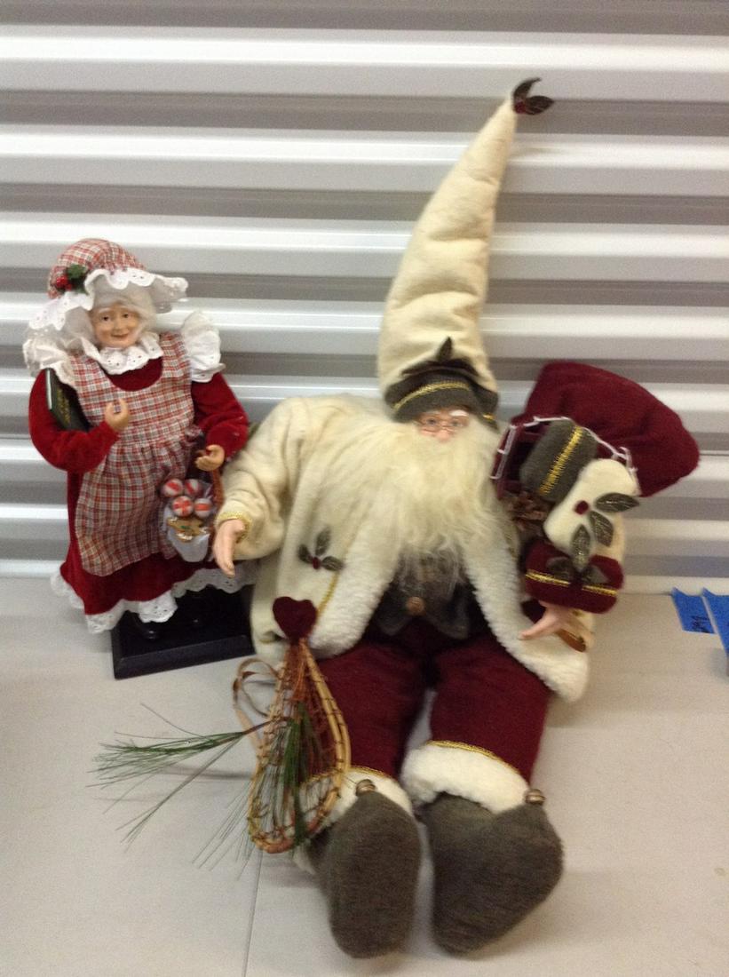 Mr and Mrs. Claus plush figurines: Mr and Mrs. Claus plush figurines