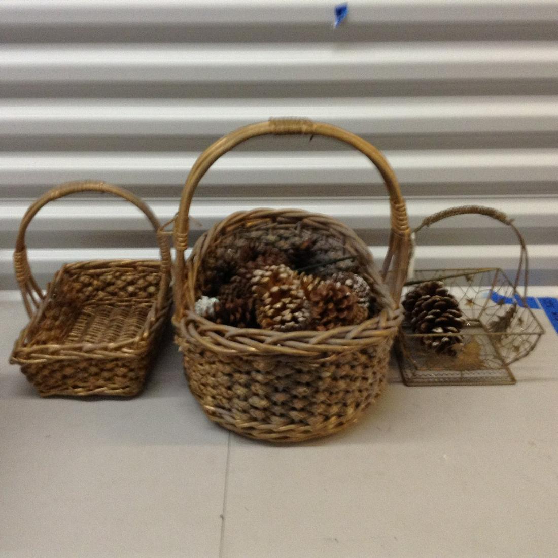 Lot of decorative christmas baskets with pine cones (1 of 1)