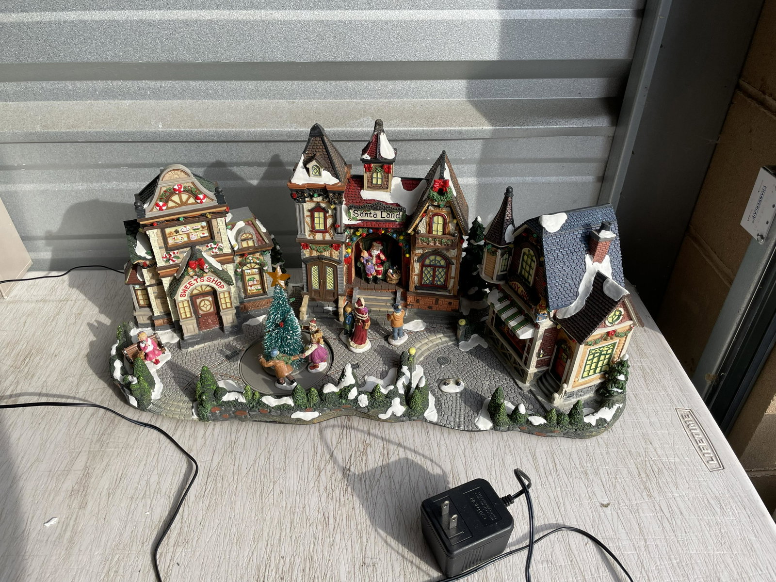Electronic Christmas village Thomas Pacconi: 22 x 8 x 9"