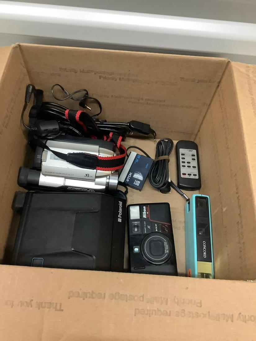 Lot of vintage cameras and camcorder poloroid, Nikon: Lot of vintage cameras and camcorder poloroid, Nikon and more