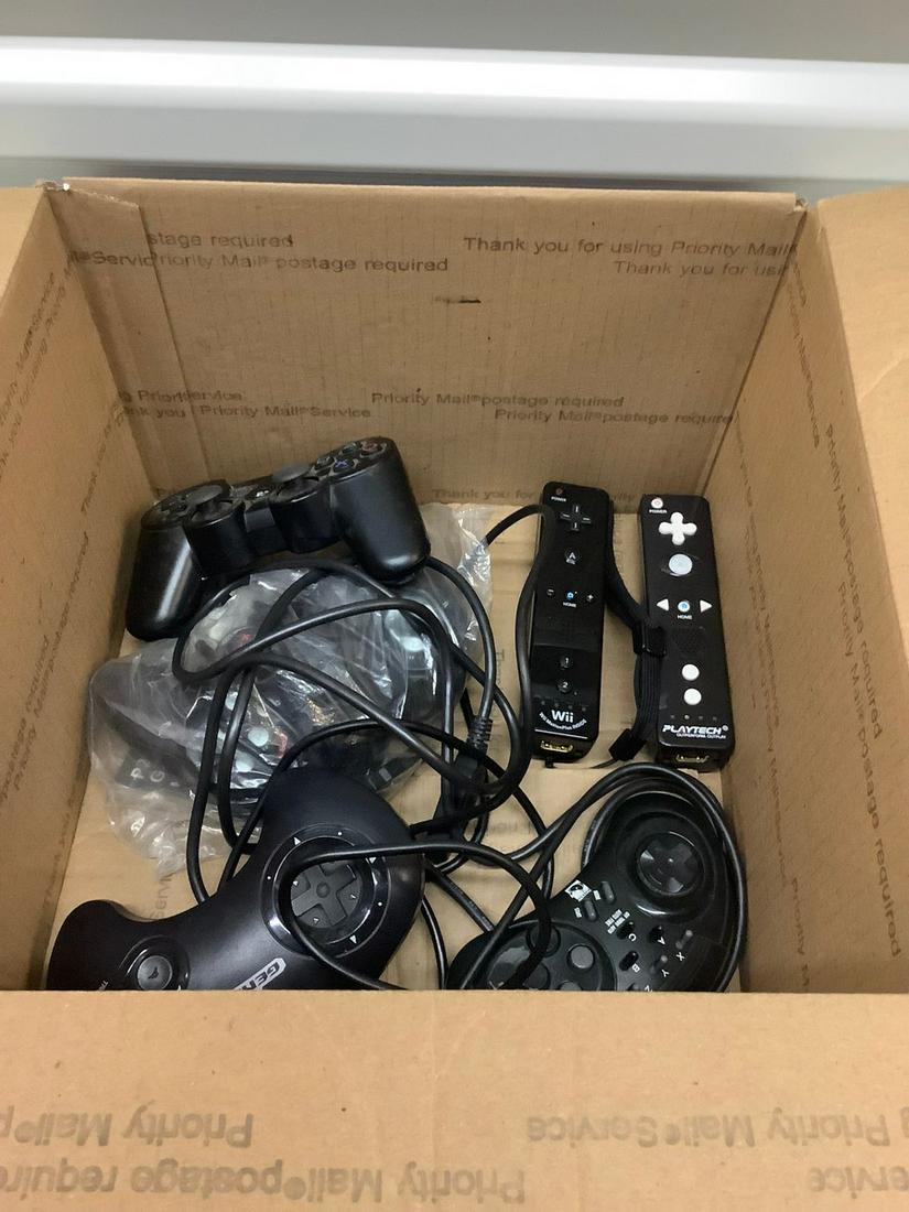 Lot of controllers plyastation 3 nintendop wii and more: Lot of controllers plyastation 3 nintendop wii and more