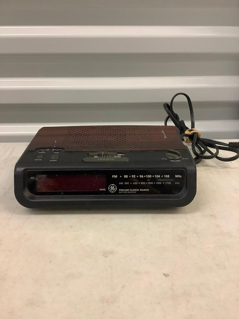 General Electric Vintage clock radio model No. 7-4613A (1 of 1)