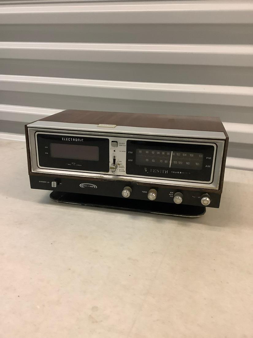 Zenith vintage clock radio model No. D832245 (1 of 1)