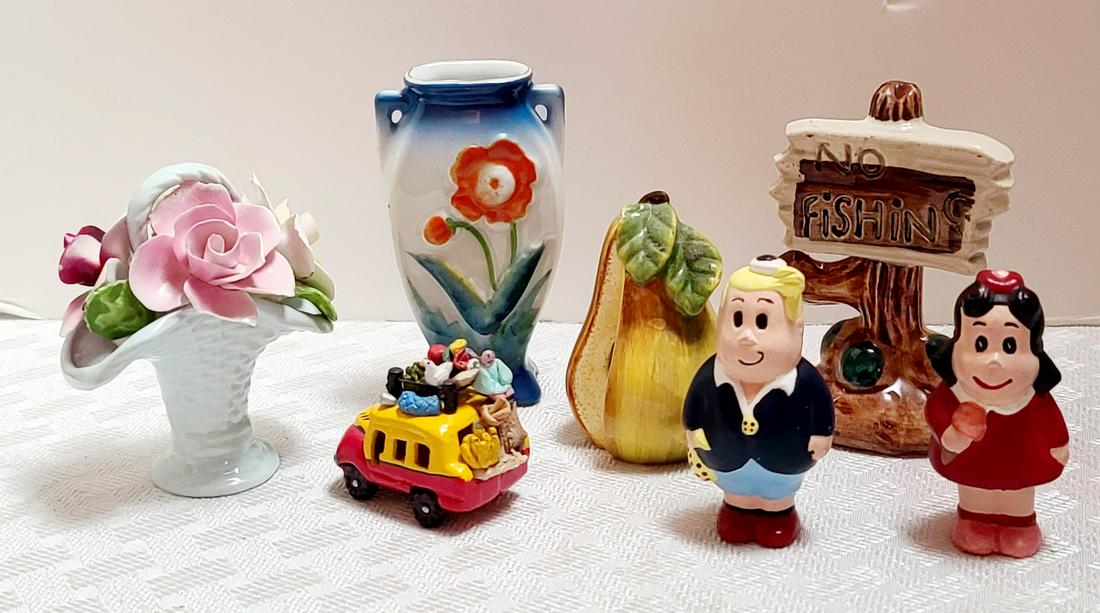 Vintage Smalls (some chips to bone china flowers): Vintage Smalls (some chips to bone china flowers)