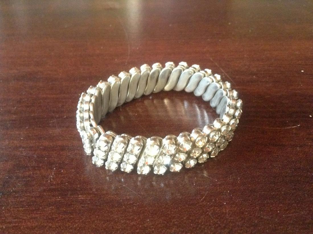 Vintage Rhinestone Accordian Bracelet (1 of 1)