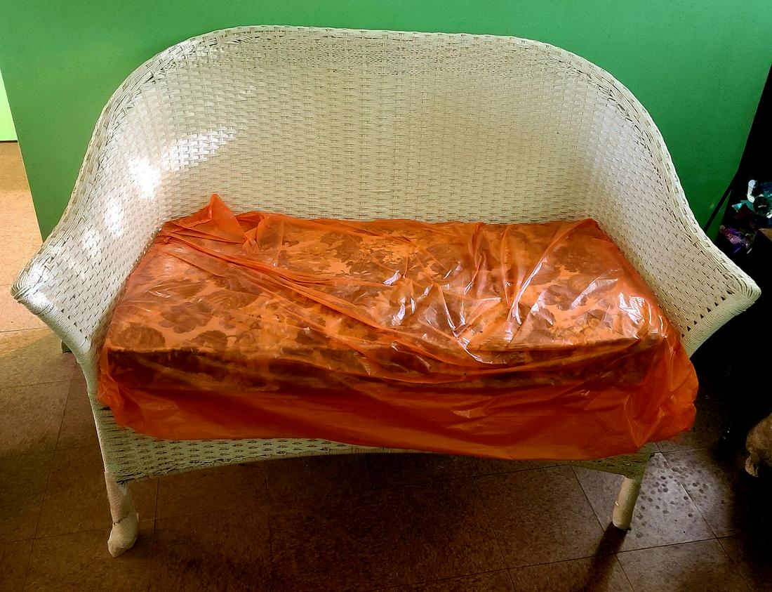 White Wicker Settee with Cushion (1 of 1)