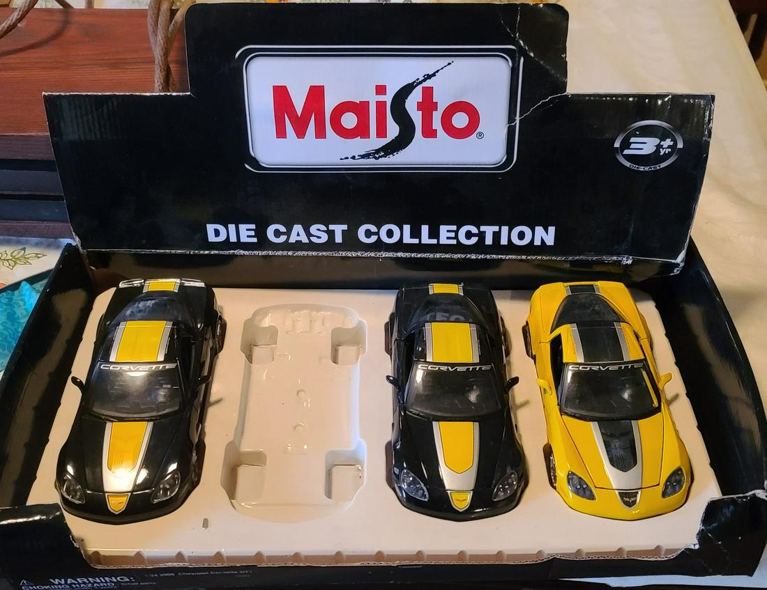 3 7" Die cast Corvette Cars and Maisto Display Box (1 of 1)