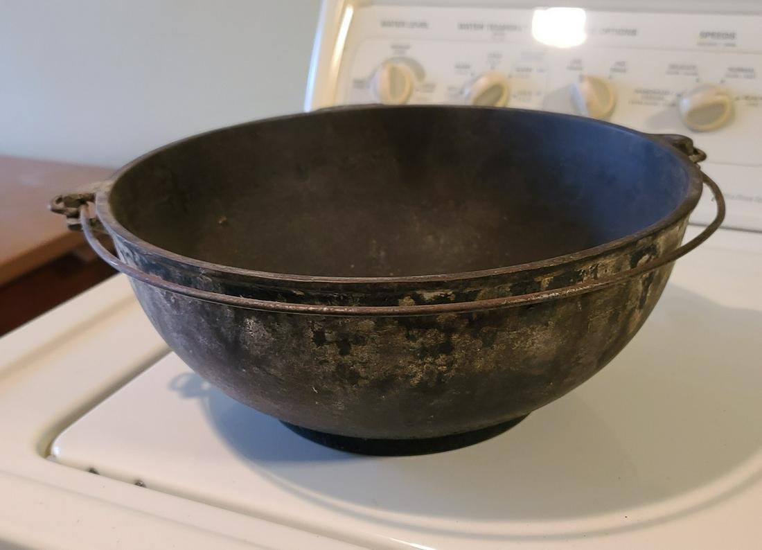 Large Vintage Cast Iron Pot (1 of 1)