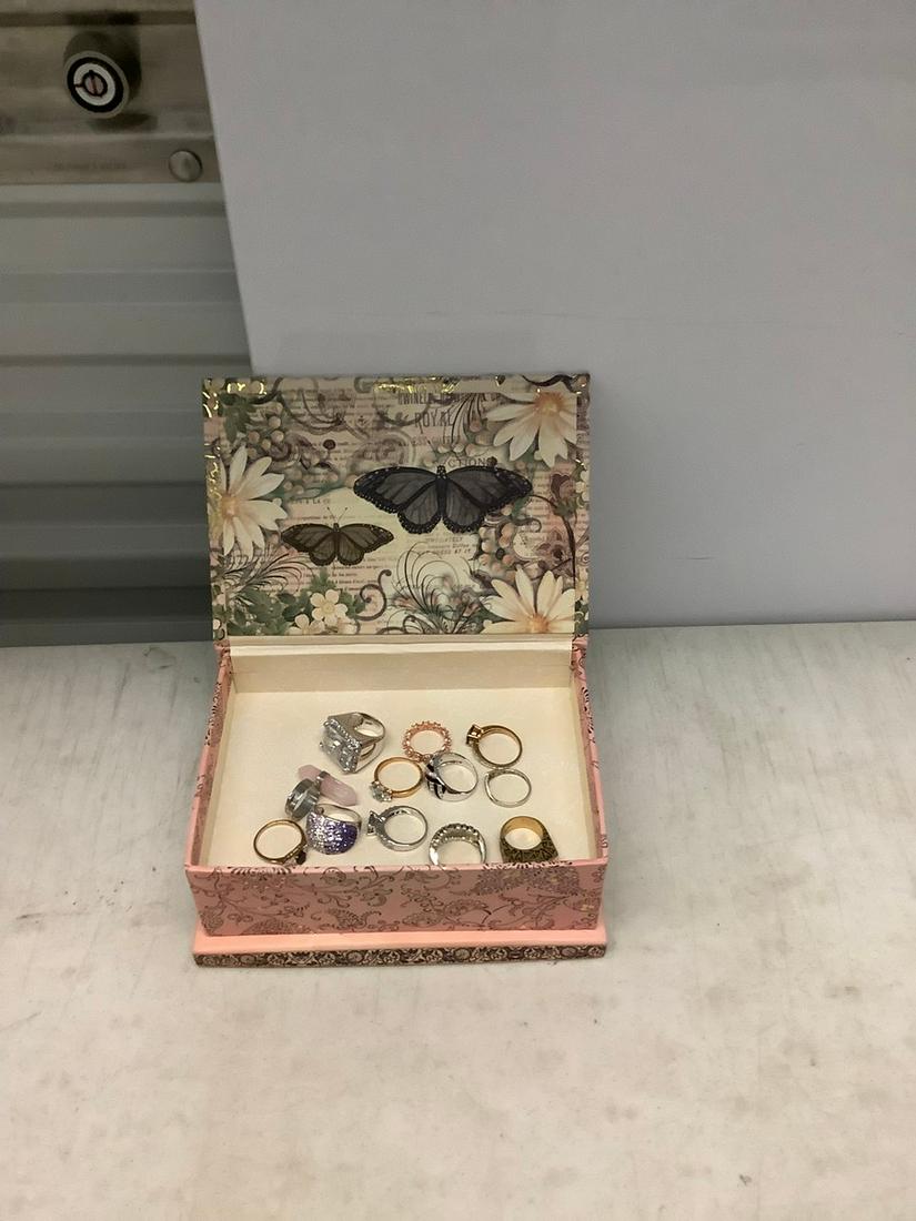 Musical Keepsake Box with Costume Rings: Musical Keepsake Box with Costume Rings