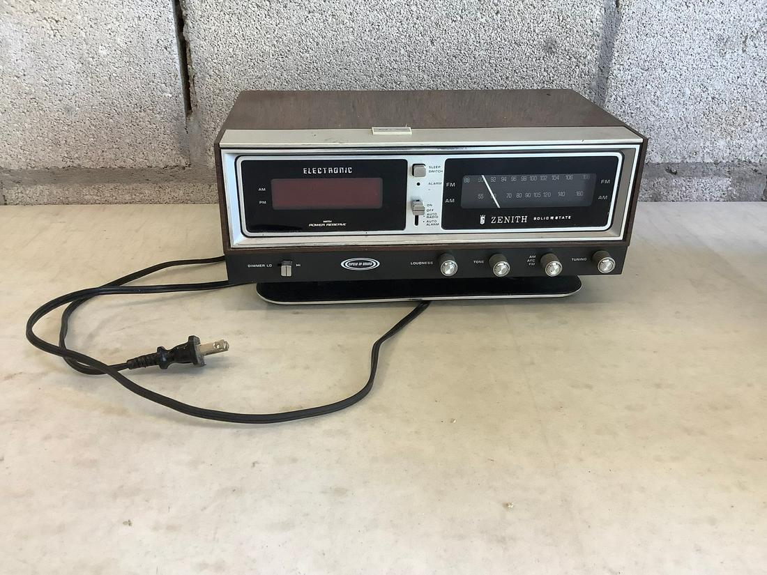 Zenith Solid State Radio Model R472 (1 of 1)
