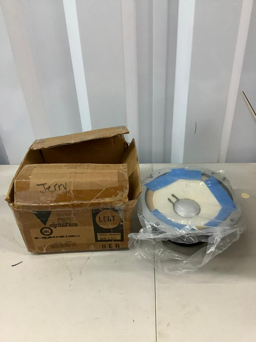 Signature Speaker Model JBL LE8T (1 of 1)